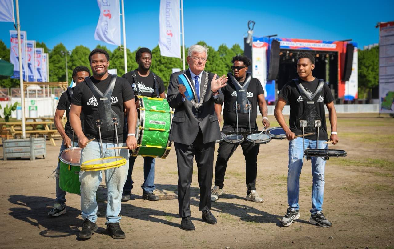 Publiek geniet live van The Legendairs Brassband op een event