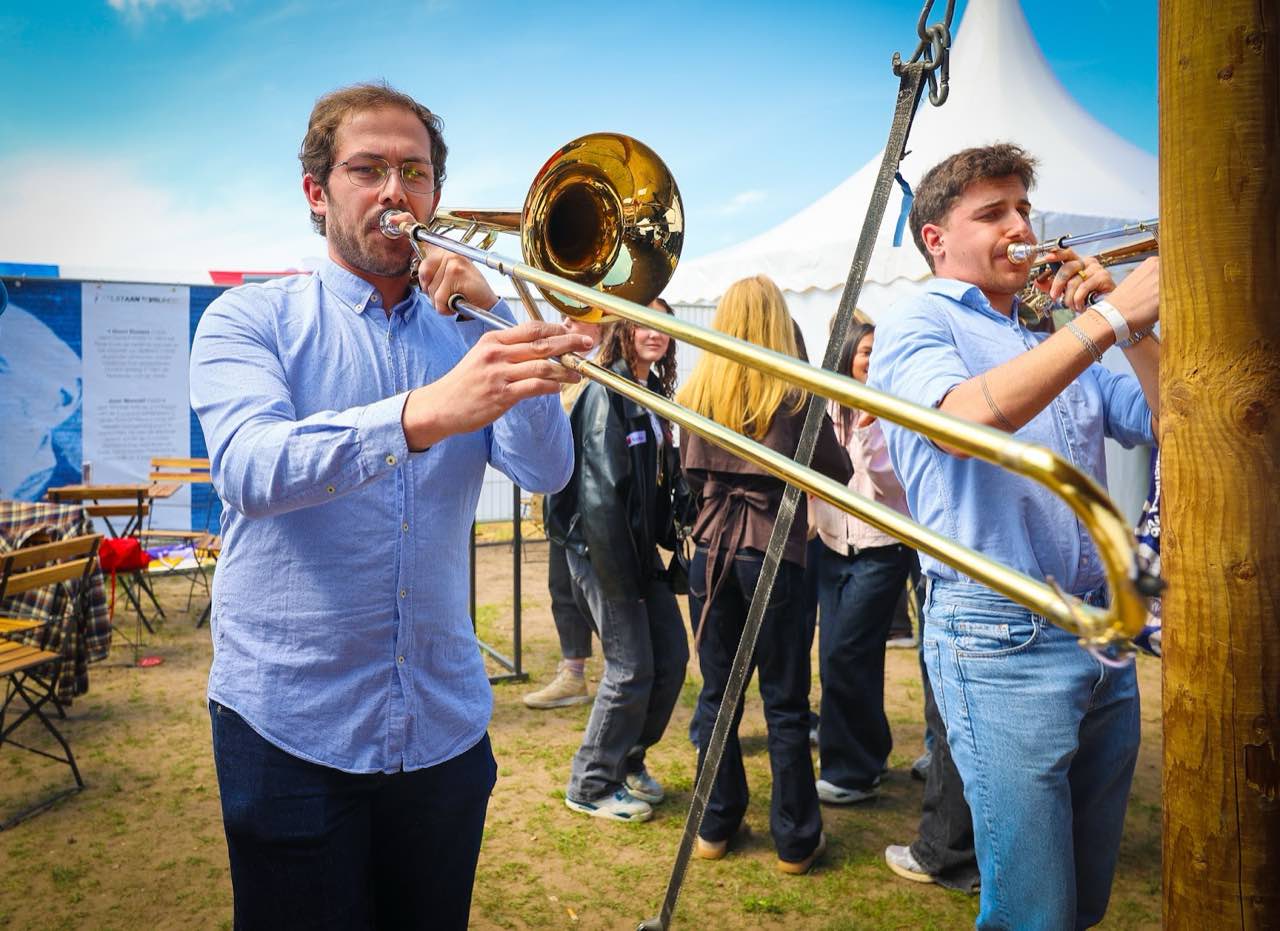 The Legendairs Brassband midden tussen een enthousiast publiek