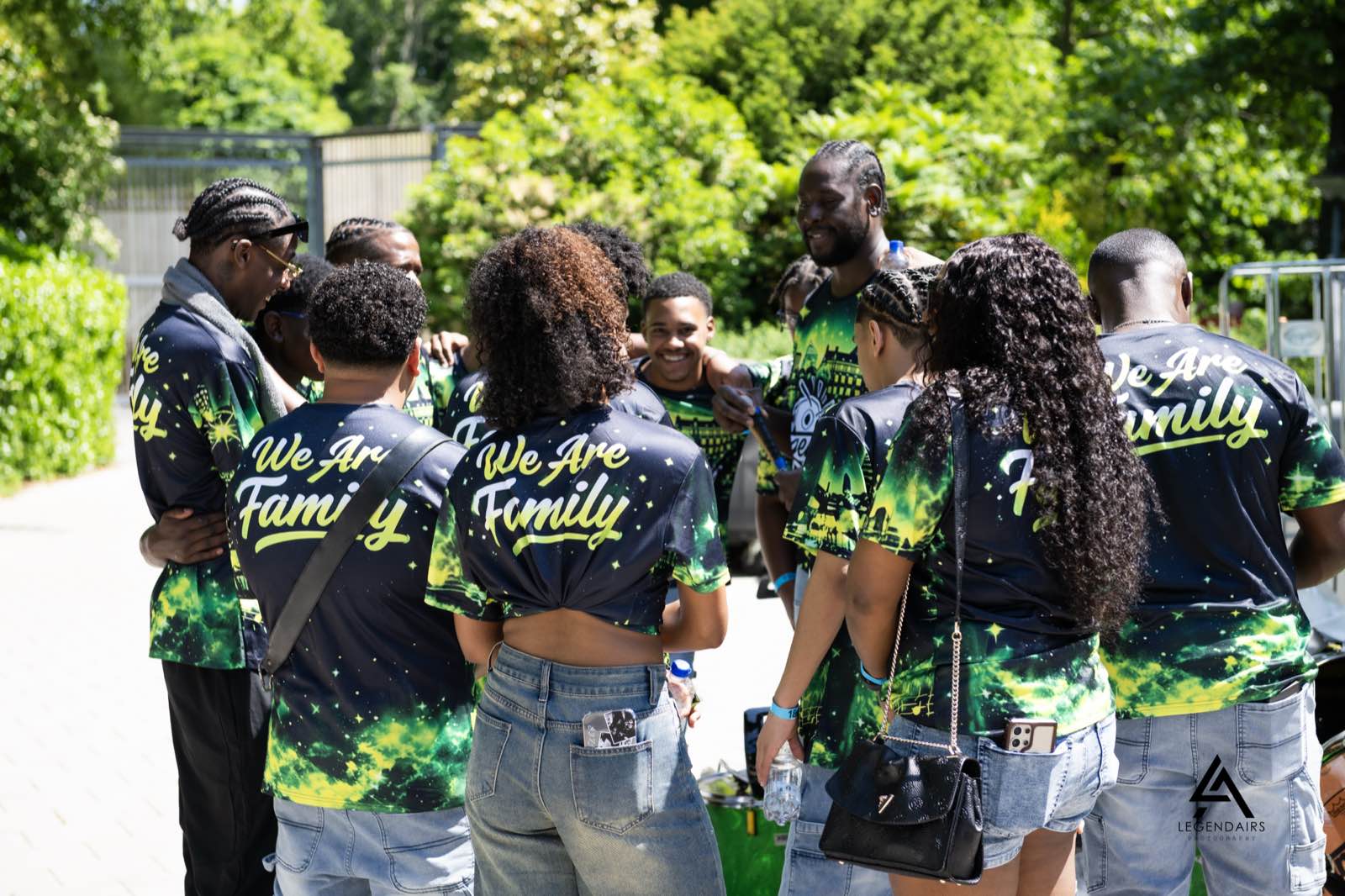 Legendaris brass band performing at a high-energy event